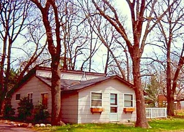 Building Photo - Roommate wanted to share charming cottage nestled in the woods!