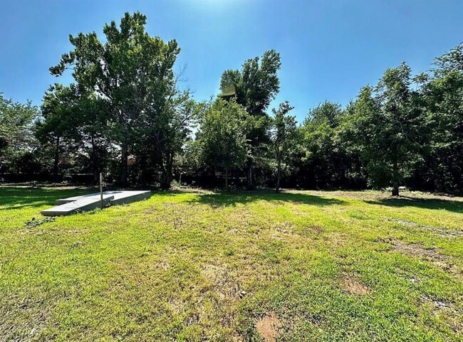 Building Photo - 3215 Oakwood Dr