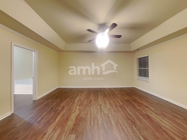 Building Photo - 985 Donington Cir SE