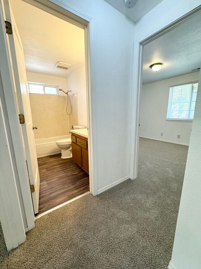 Building Photo - 2bd/1b Apartment, Boise Bench-Close to Eve...