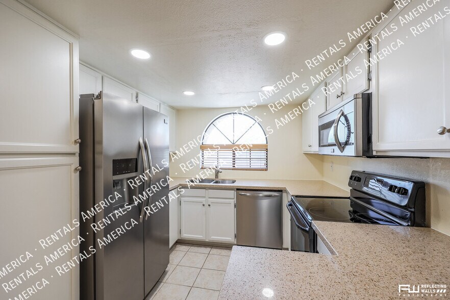 Building Photo - 925 N College Ave