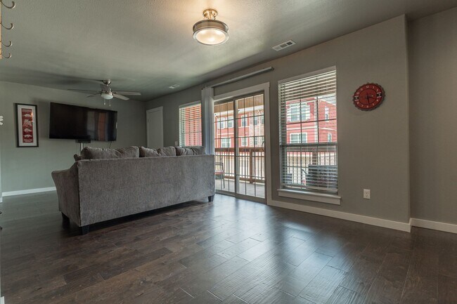 Building Photo - Fully Furnished Condo!!  3 bedroom 2.5 bath minutes from the U of A!!!!