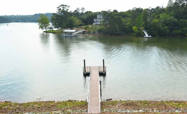 Building Photo - 4 Bedroom || 3 Bathroom home on Leesville Lake