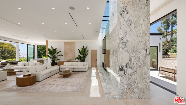 Building Photo - 365 Trousdale Pl