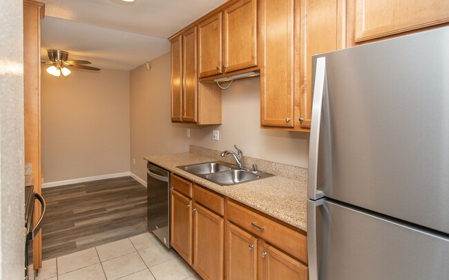 Building Photo - Sleek and Stylish 2 Bedroom Condo in Encin...