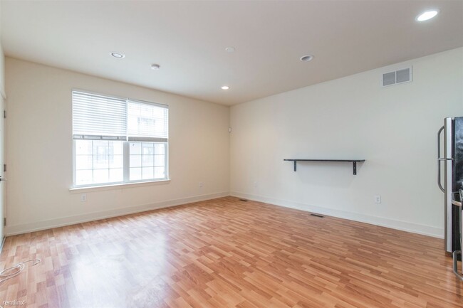 Building Photo - 4 br, 2 bath Triplex - 1501 MASTER ST Unit...