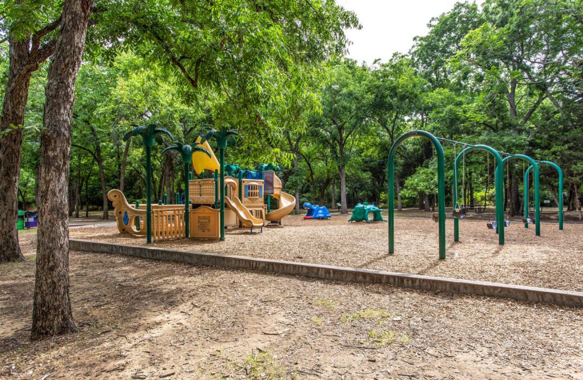 Building Photo - 807 Burr Oak Dr