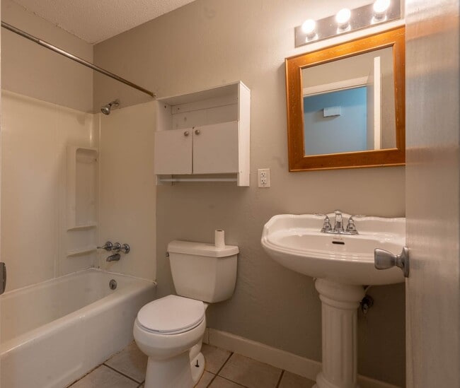 Building Photo - 4 bed and 2 bath house in Johnson City