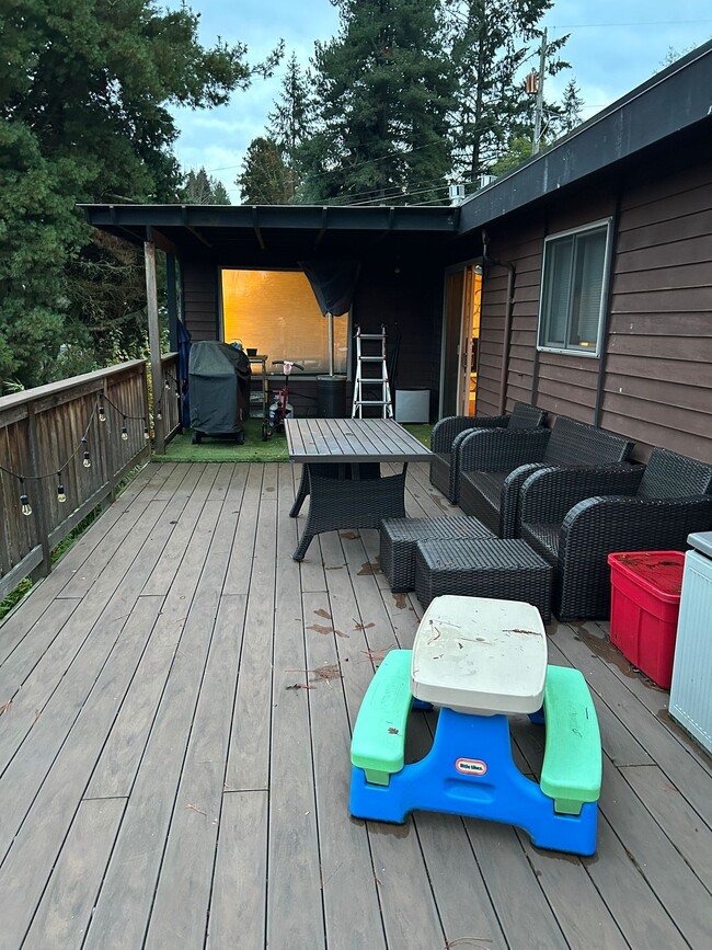 deck - 1526 NE 98th St