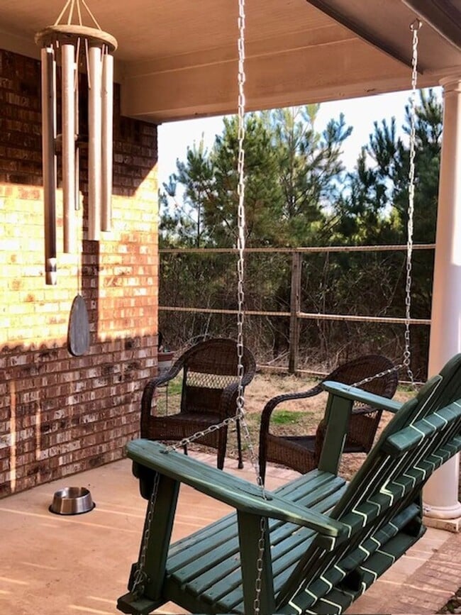 Building Photo - 3 bedroom, 3 Bath in Oxford, small fenced yard.