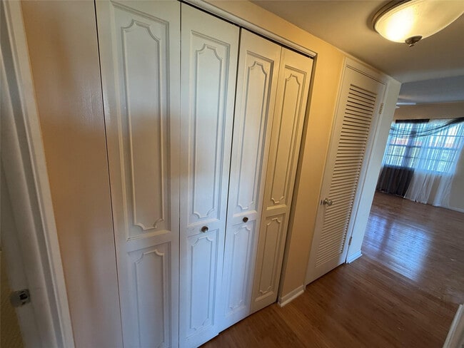 Building Photo - 3575 Brokenwoods Dr