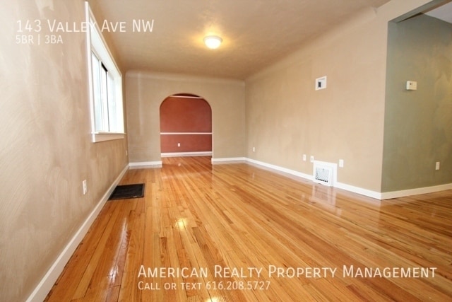 Building Photo - 143 Valley Ave NW