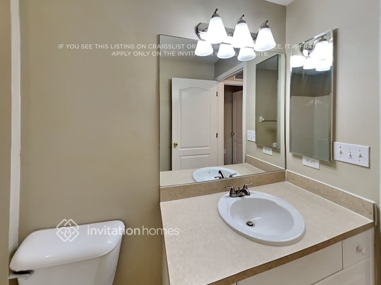 Building Photo - 2217 NE 8th Pl