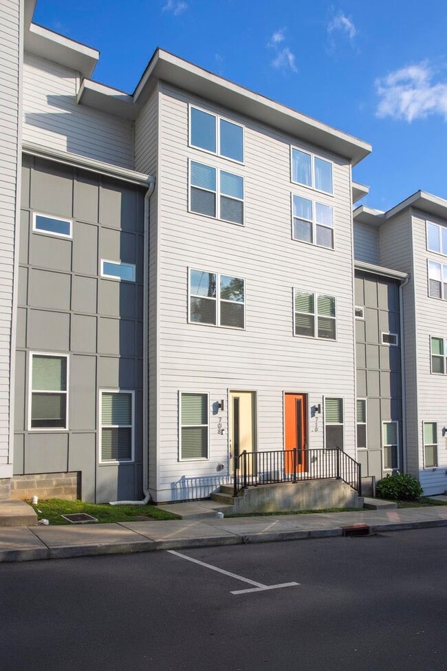 Building Photo - 708 Tral St