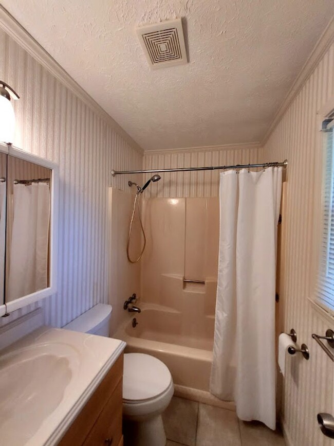 Building Photo - 3 Bedroom Brick Home