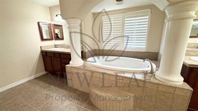 Building Photo - Beautiful 4 bedroom on LARGE private lot in PHELAN