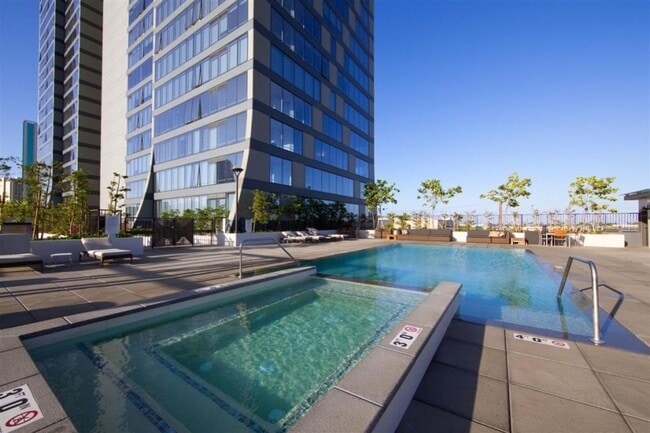 Building Photo - Luxurious Condo with Mountain Views