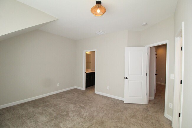 Building Photo - 3 bedroom town home with a finished basement and garage located in popular Preston Lakes