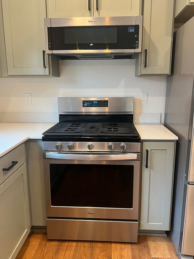 Building Photo - Contemporary 3/2.5 Talent home in Central Location | Available Now