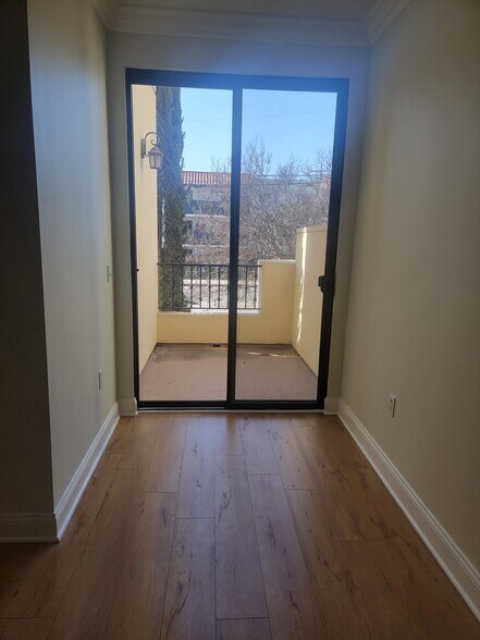 Building Photo - 6938 Laurel Canyon Blvd