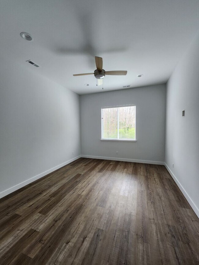 Building Photo - Black Mountain Rental!