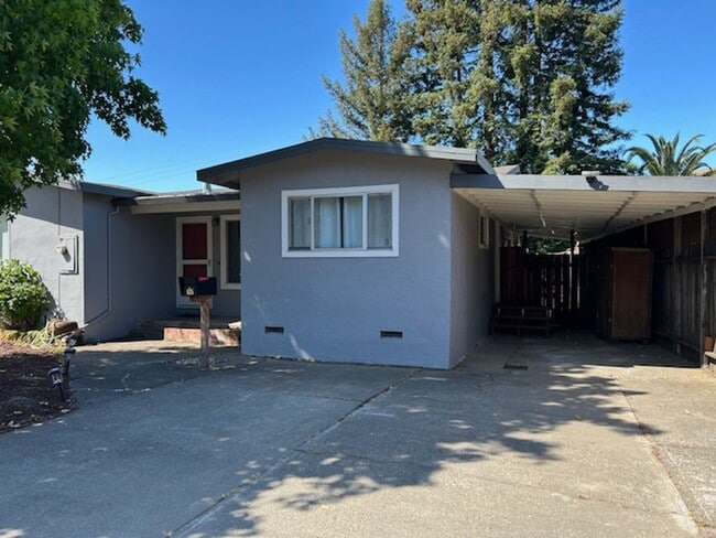 Primary Photo - Charming 4 Bedroom, 2 Bath Home in Novato ...