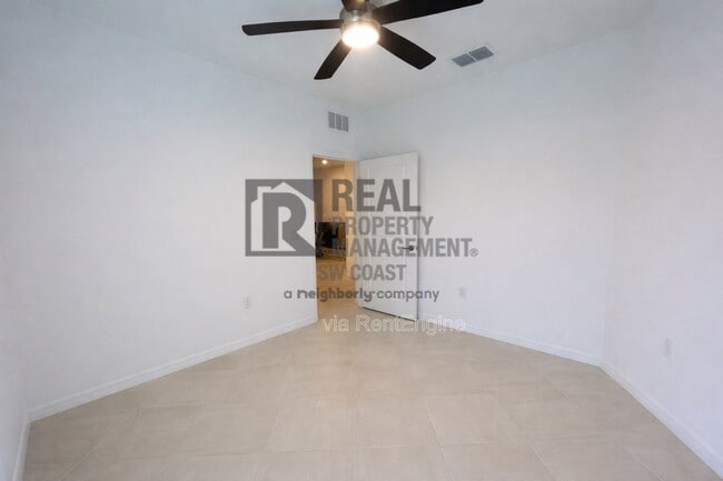 Building Photo - 2555 Vine Ave