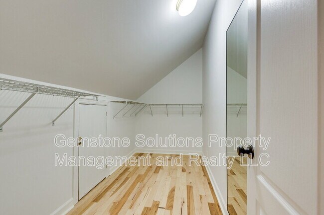 Building Photo - 221 Adams Ct