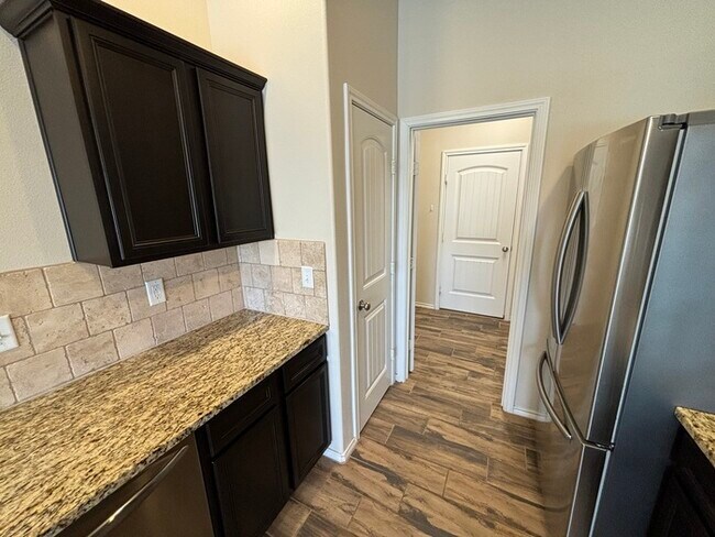 Building Photo - 3 bed 2 bath 2 car garage in Lone Star Trails!