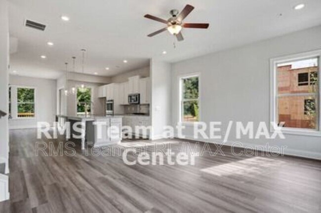 Building Photo - 1650 Mountain Top Ln