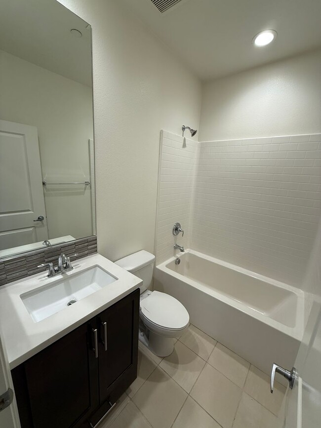 Building Photo - Stylish 3-Story Townhome in the Gated Paci...