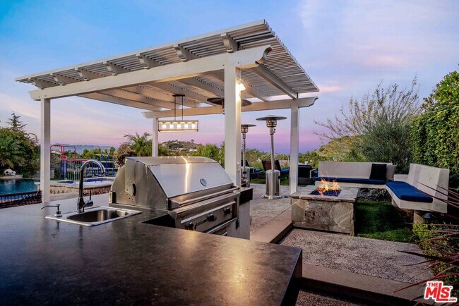 Building Photo - 3880 Prado del Trigo