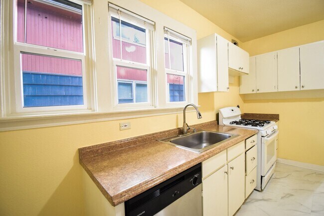 Building Photo - Spacious 4BD/2BA Two-Story Home w/ Fenced Yard & Huge Basement! Pets OK!