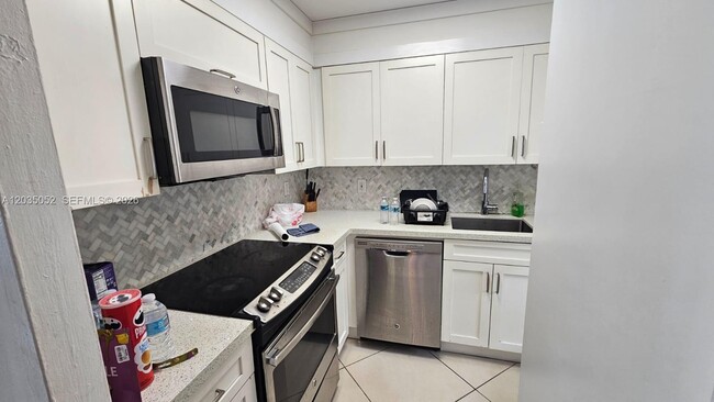 Building Photo - 220 Kings Point Dr