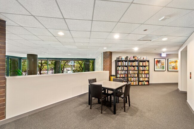 Building Photo - 440 N McClurg Ct