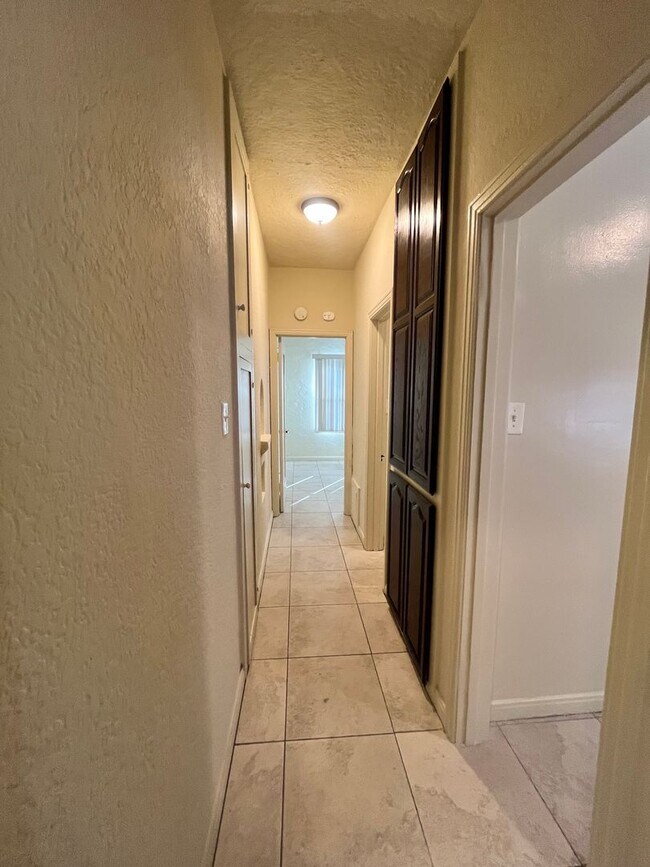 Building Photo - LARGE UPSTAIRS ONE BEDROOM ONE BATH! WITH ...