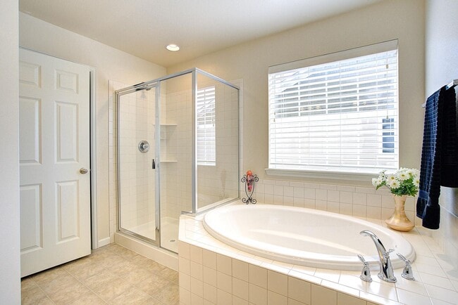 Building Photo - Bright, Spacious & Full of Charm Inside an...