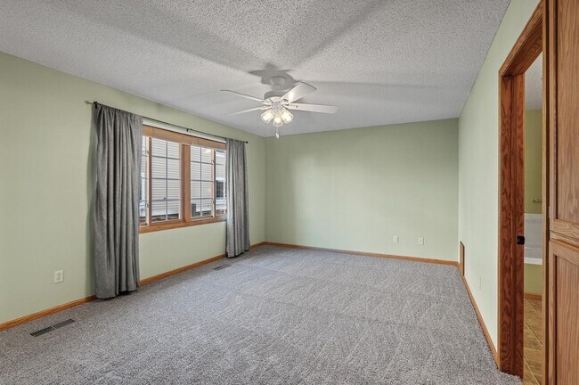 Building Photo - rare woodbury upgraded 3 bedroom end unit townhouse!! One level living!