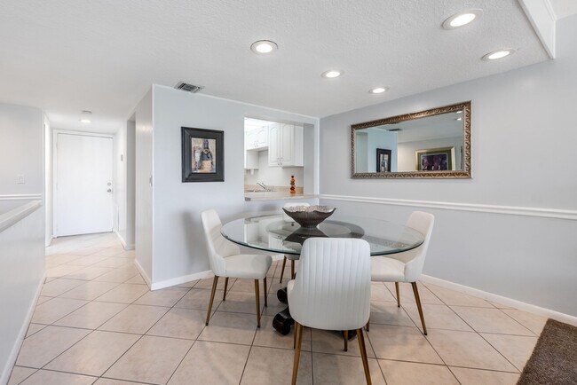 Building Photo - 2828 Tennis Club Dr