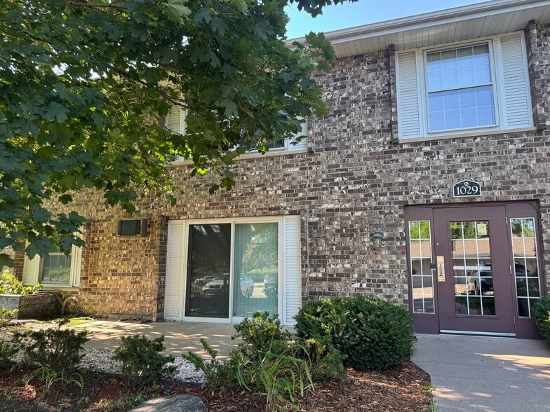 Building Photo - 1029 Smetana Rd