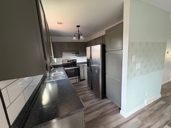 Building Photo - 3 Bed 2.5 Bath Home with 2 Car Detached Ga...