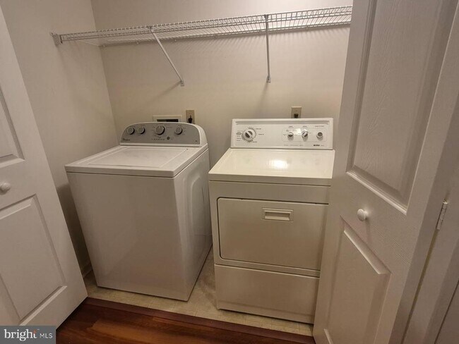 Building Photo - 1023 E Schumaker Manor Dr