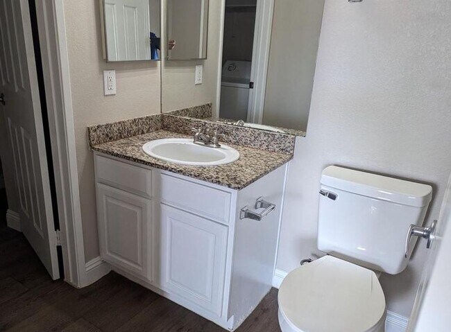 Building Photo - Bright spacious condo near Sunrise Mountain