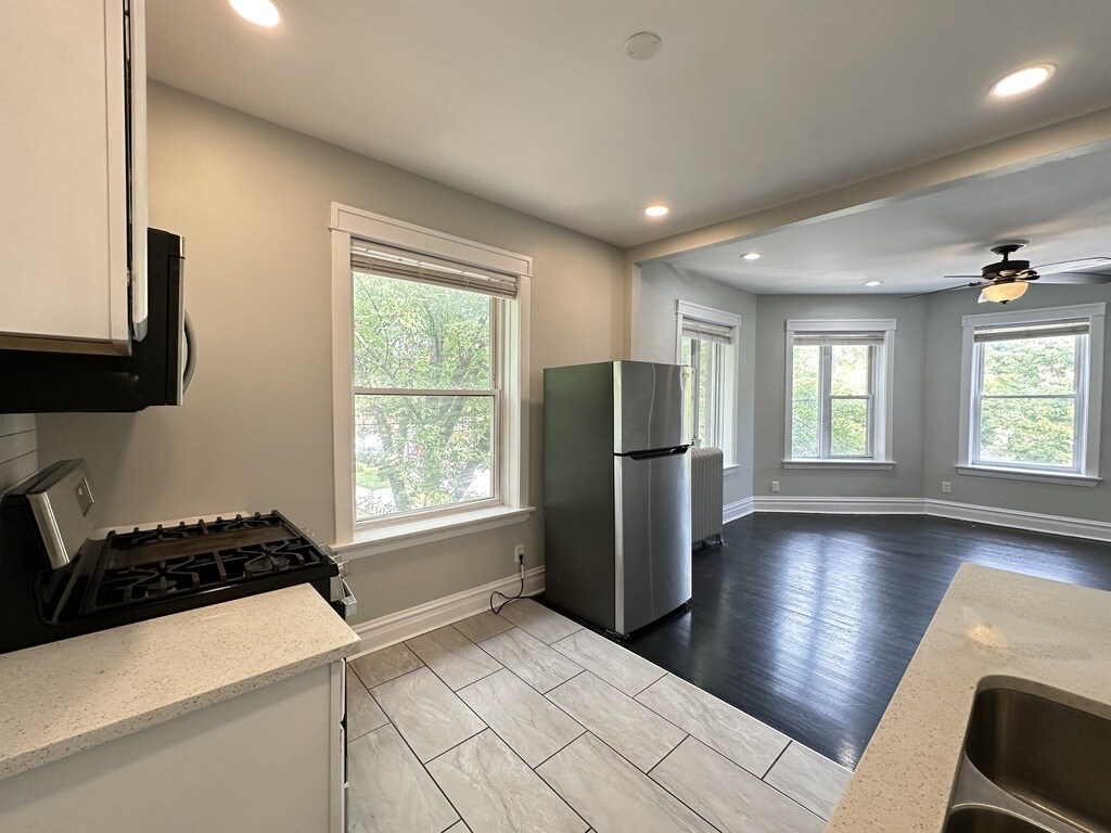Building Photo - 4301 W Wrightwood Ave