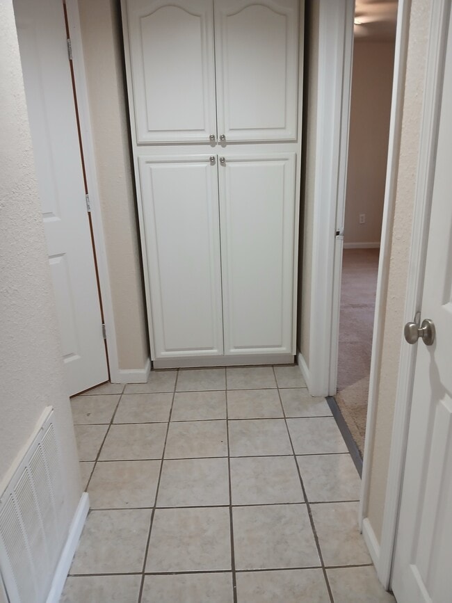 Building Photo - 1100 Briarwood Rd