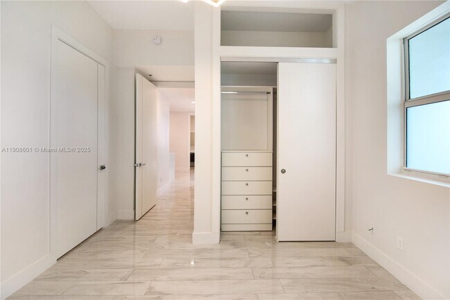 Building Photo - 14951 Royal Oaks Ln