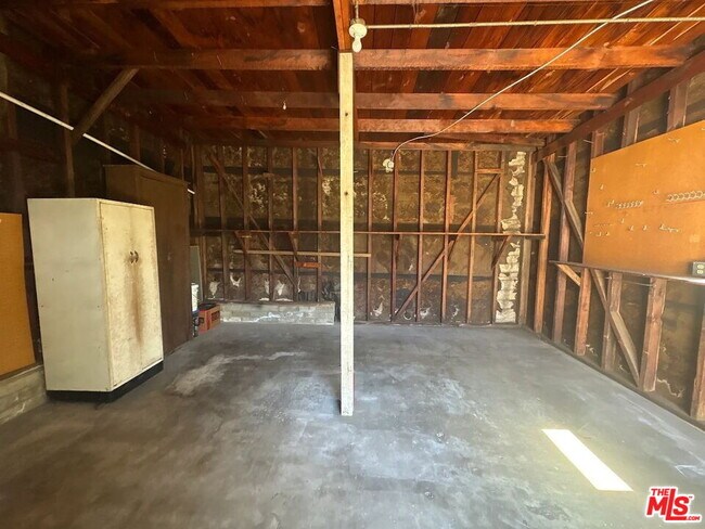 Building Photo - 842 E Walnut Ave