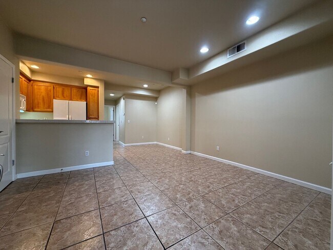Building Photo - Nice and bright 2BR / 2BA Condo Near Durant Square Mall
