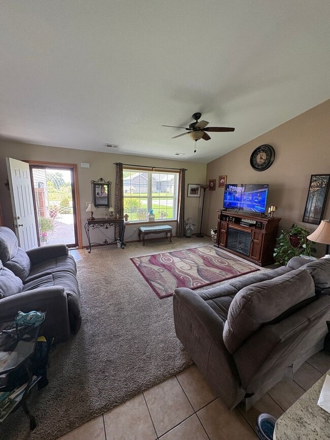 Building Photo - RENT SPECIAL HALF OFF FIRST MONTHS RENT 2 ...