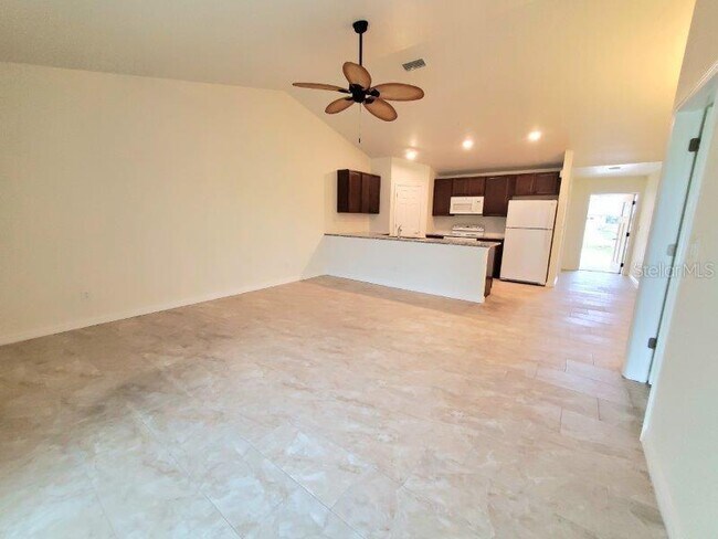 Building Photo - 1192 Oceanic Rd